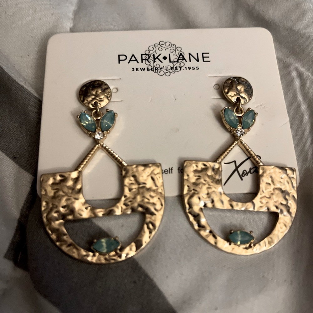 Large Dangling earrings. GP.